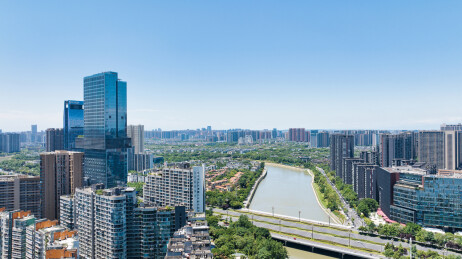 成都高新区锦江两岸的住宅楼和写字楼