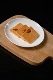 桌面上的盘子里美味可口的巴达木曲奇