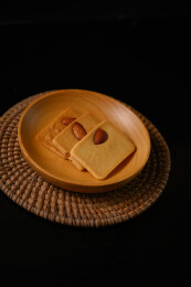 桌面上的盘子里美味可口的巴达木曲奇