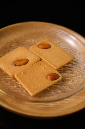 桌面上的盘子里美味可口的巴达木曲奇