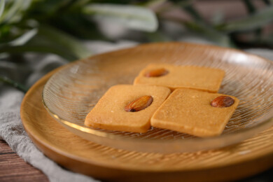 桌面上的盘子里美味可口的巴达木曲奇