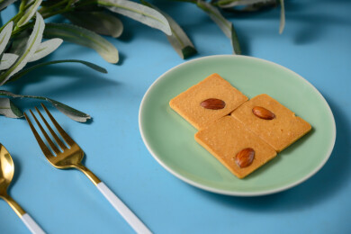 桌面上的盘子里美味可口的巴达木曲奇