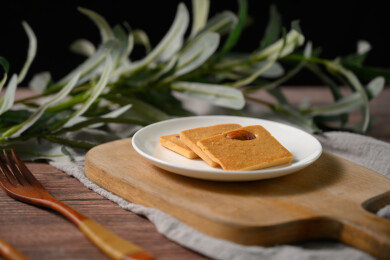 桌面上的盘子里美味可口的巴达木曲奇