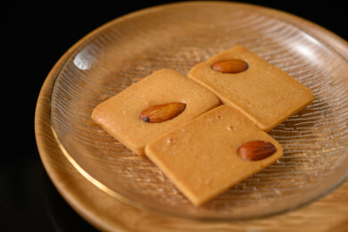 桌面上的盘子里美味可口的巴达木曲奇