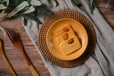 桌面上的盘子里美味可口的巴达木曲奇