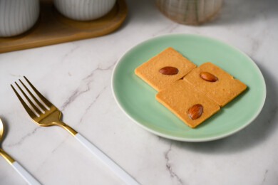 桌面上的盘子里美味可口的巴达木曲奇