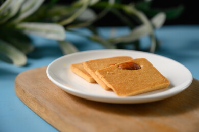 桌面上的盘子里美味可口的巴达木曲奇