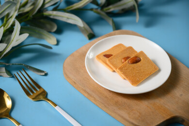 桌面上的盘子里美味可口的巴达木曲奇