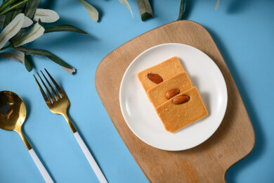 桌面上的盘子里美味可口的巴达木曲奇