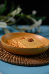 桌面上的盘子里美味可口的巴达木曲奇