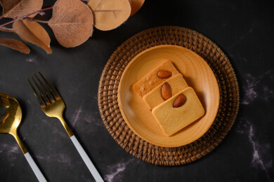 桌面上的盘子里美味可口的巴达木曲奇