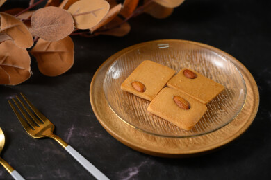 桌面上的盘子里美味可口的巴达木曲奇