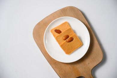 桌面上的盘子里美味可口的巴达木曲奇