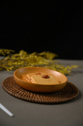 桌面上的盘子里美味可口的巴达木曲奇