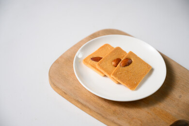 桌面上的盘子里美味可口的巴达木曲奇