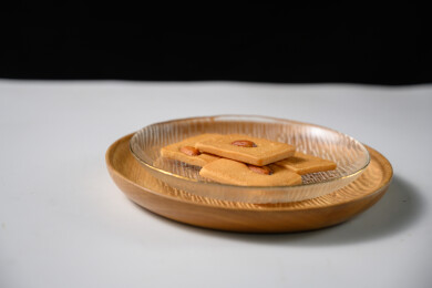 桌面上的盘子里美味可口的巴达木曲奇