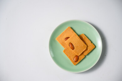 桌面上的盘子里美味可口的巴达木曲奇