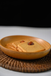 桌面上的盘子里美味可口的巴达木曲奇