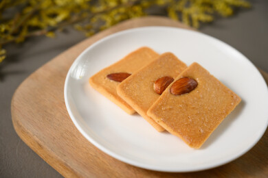 桌面上的盘子里美味可口的巴达木曲奇