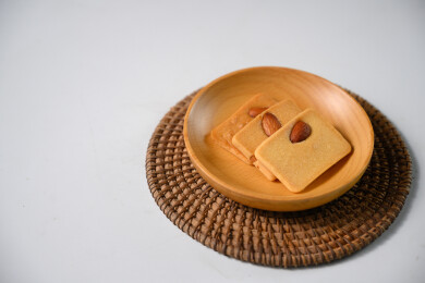 桌面上的盘子里美味可口的巴达木曲奇