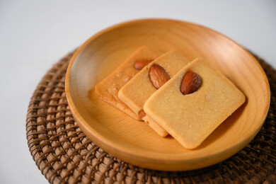 桌面上的盘子里美味可口的巴达木曲奇