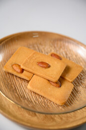 桌面上的盘子里美味可口的巴达木曲奇