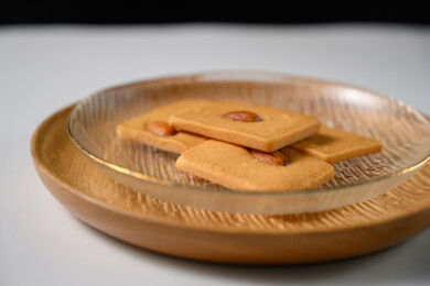 桌面上的盘子里美味可口的巴达木曲奇