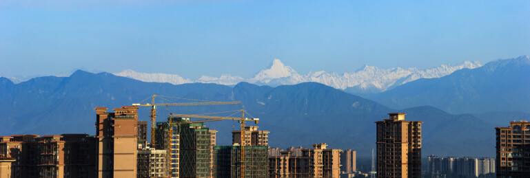 在成都市温江区遥望雪山长图