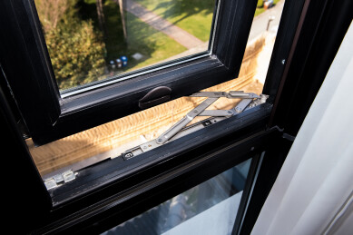 连接窗户的铁杆细节