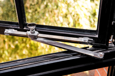 连接窗户的铁杆细节