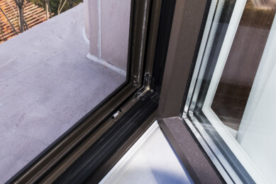 连接窗户的铁杆细节