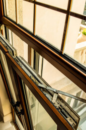 连接窗户的铁杆细节