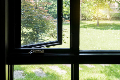 连接窗户的铁杆细节