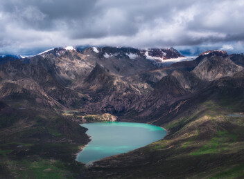 中国川西甘孜巴塘县海子山姊妹湖风光航拍图