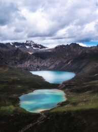 中国川西甘孜巴塘县海子山姊妹湖风光航拍图