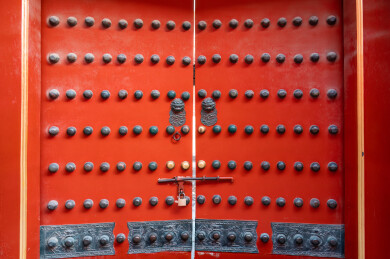 故宫宫殿的红色大门和门钉