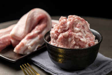 一碗猪肉馅摆放在木桌面上