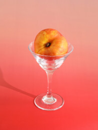 夏日玻璃杯和水果蟠桃