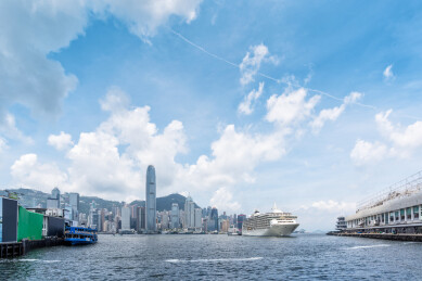 中国香港维多利亚港上行驶的游轮