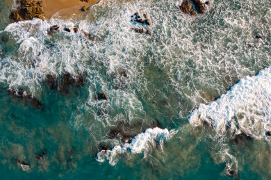 航拍海南万宁海浪拍打礁石