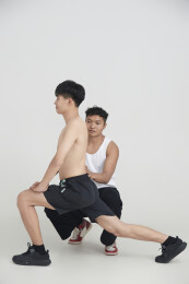 年轻男子在教练的指导下健身