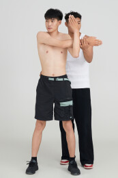 年轻男子在教练的指导下健身