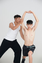 年轻男子在教练的指导下健身