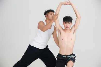年轻男子在教练的指导下健身