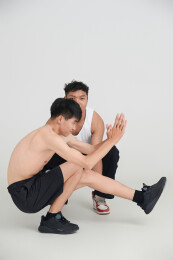 年轻男子在教练的指导下健身