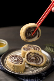 天津美食驴打滚摆放在桌面上特写