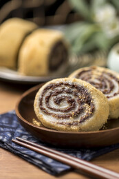 天津美食驴打滚摆放在桌面上特写