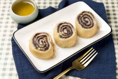 天津美食驴打滚摆放在桌面上特写