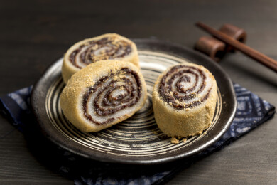 天津美食驴打滚摆放在桌面上特写