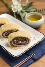 天津美食驴打滚摆放在桌面上特写